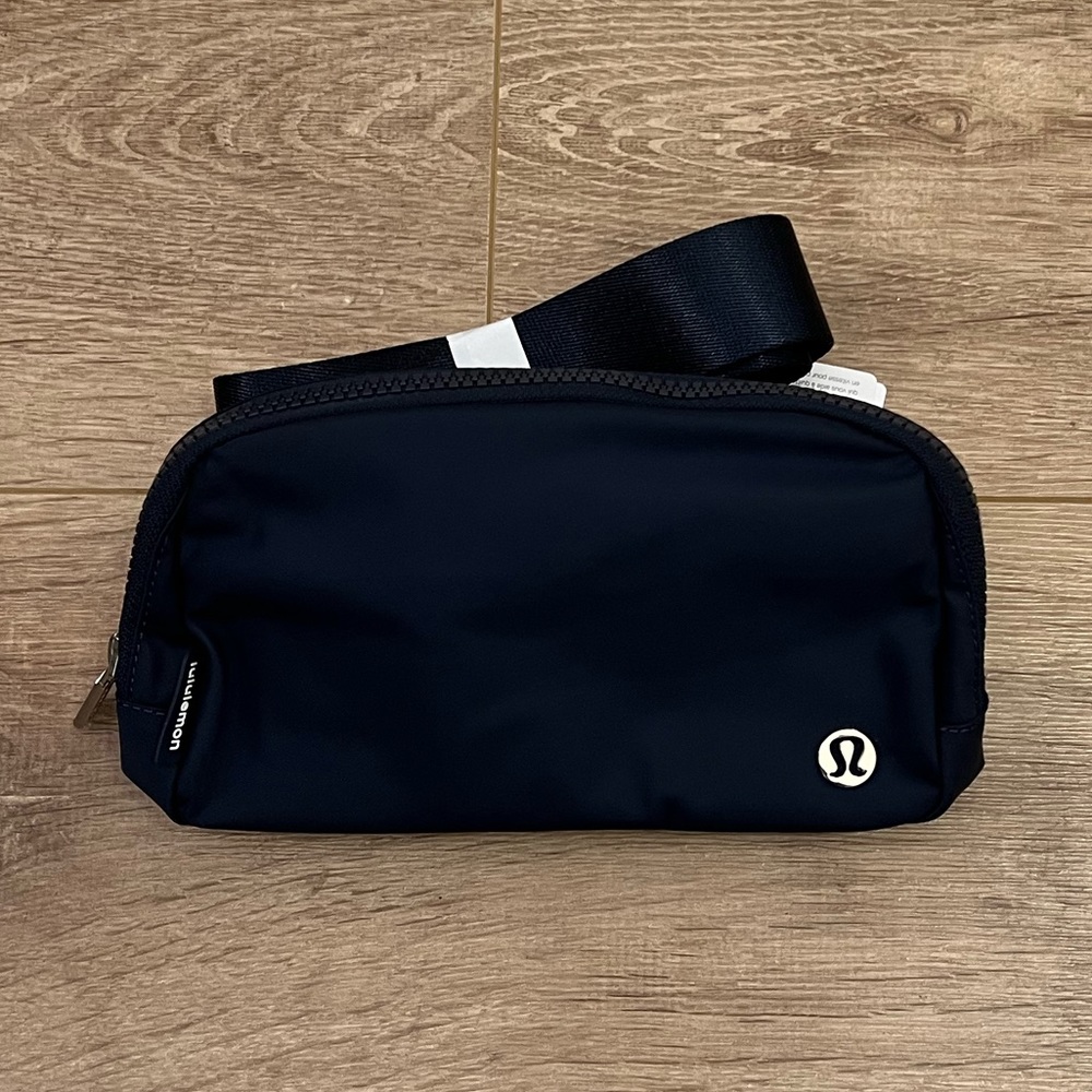 Lululemon Everywhere Belt Bag Navy - Picture 6 of 8